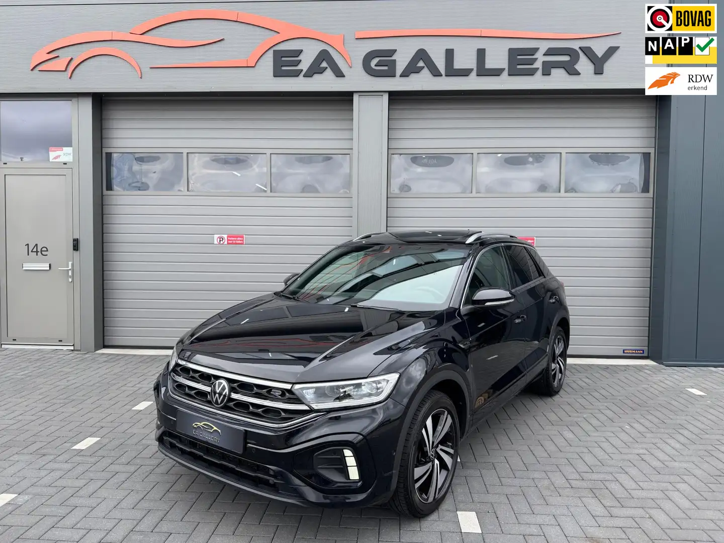 Volkswagen T-Roc 1.5 TSI R-Line 150PK DSG BOMVOL Zwart - 1