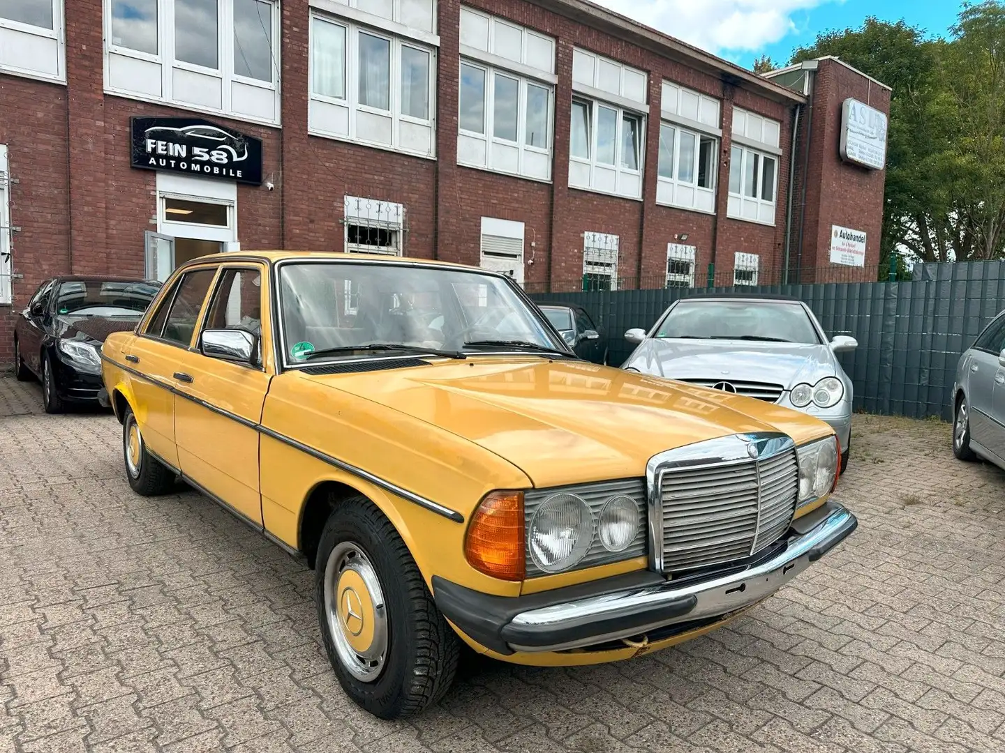 Mercedes-Benz 200 W123 HU/AU:01/2027 Gelb - 1