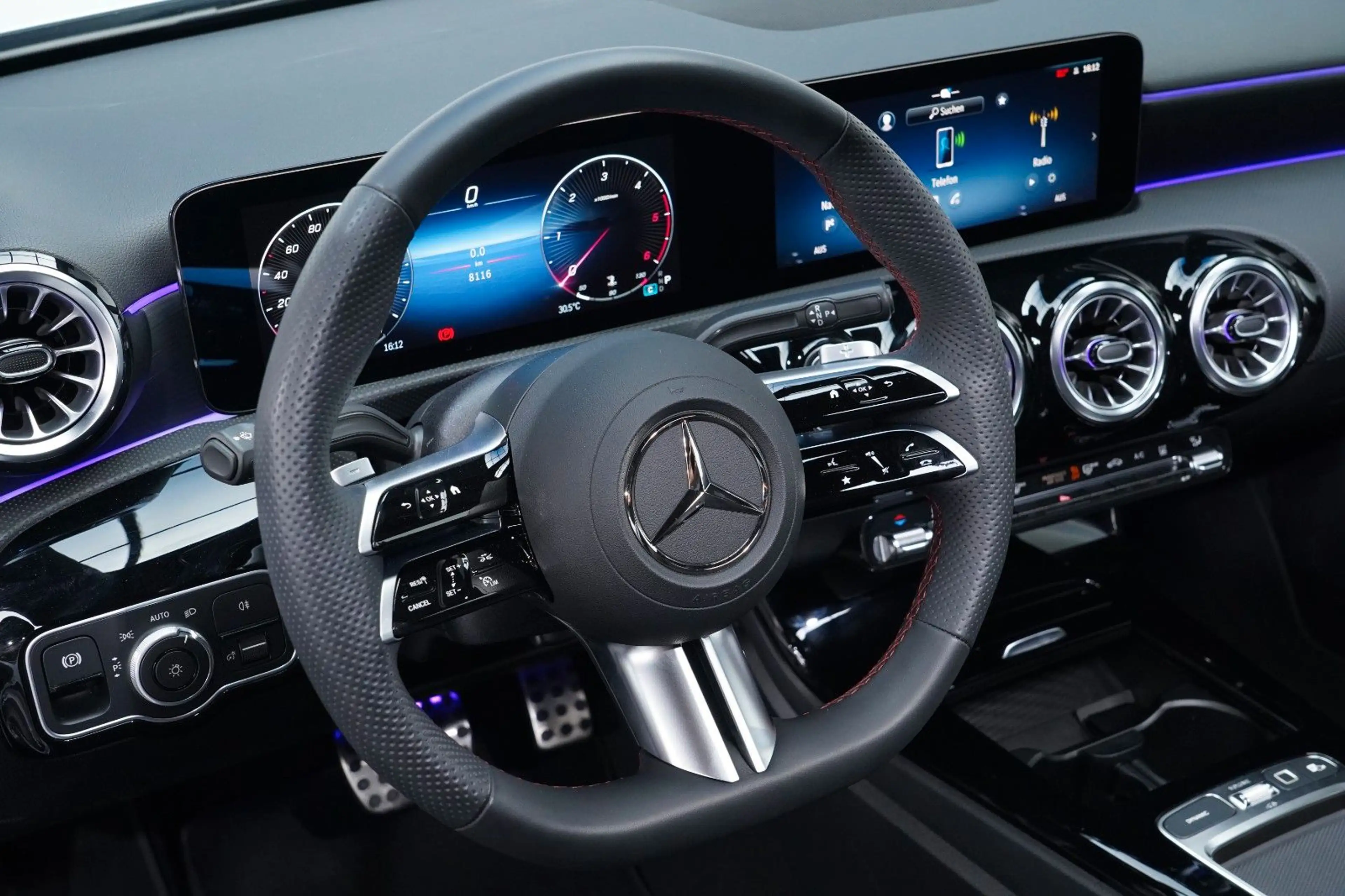 Mercedes-Benz A 200 d AMG Pano/Mmry/Wide/NightP/Multib/Distr+ — photo 14