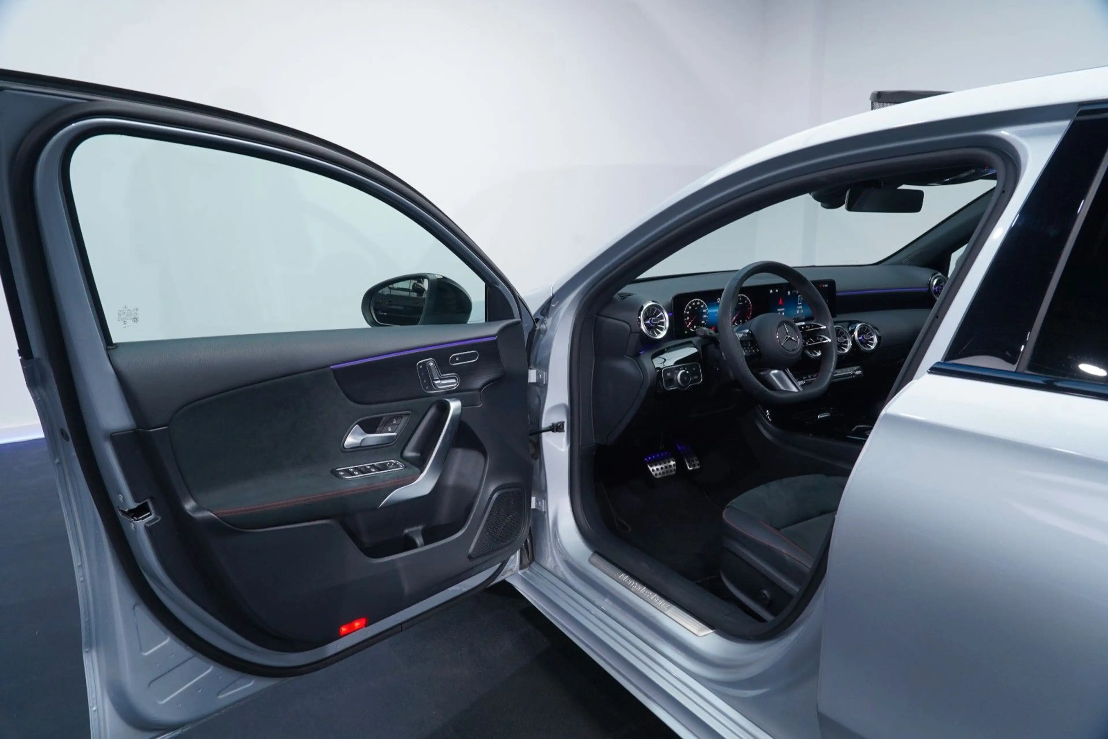 Mercedes-Benz A 200 d AMG Pano/Mmry/Wide/NightP/Multib/Distr+ — photo 11