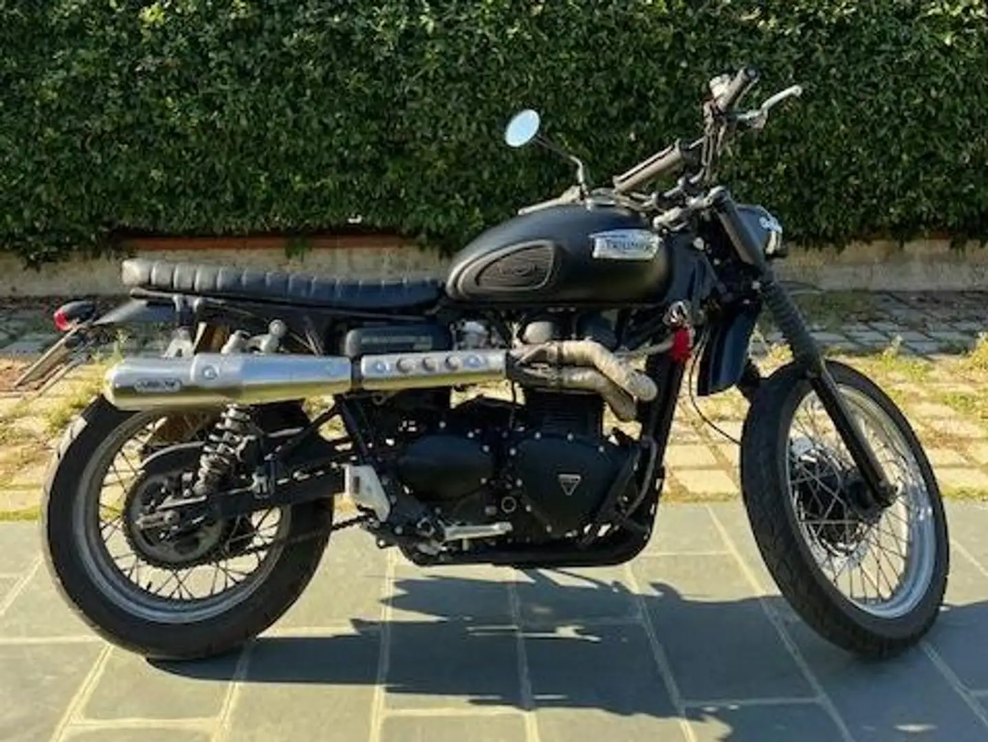 Triumph Scrambler Noir - 1