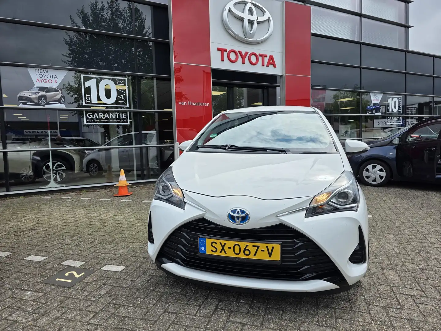 Toyota Yaris 1.5 Hybrid 100pk 5D CVT Energy Weiß - 1