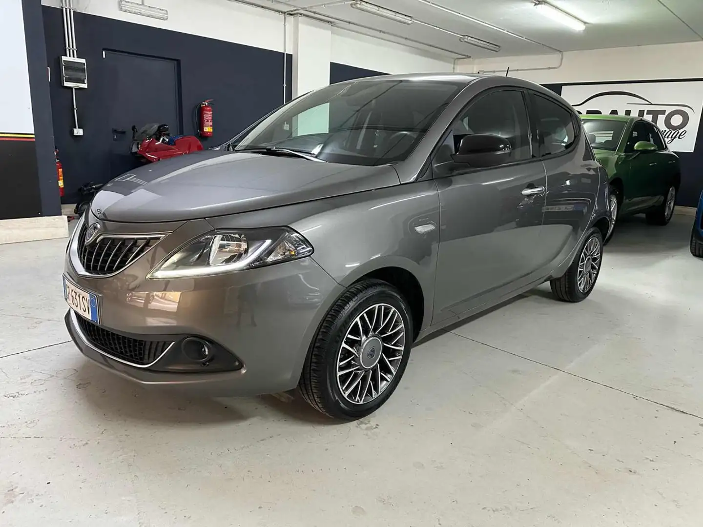 Lancia Ypsilon 1.0 FireFly 5 porte S&S Hybrid Gold Plus Grau - 1