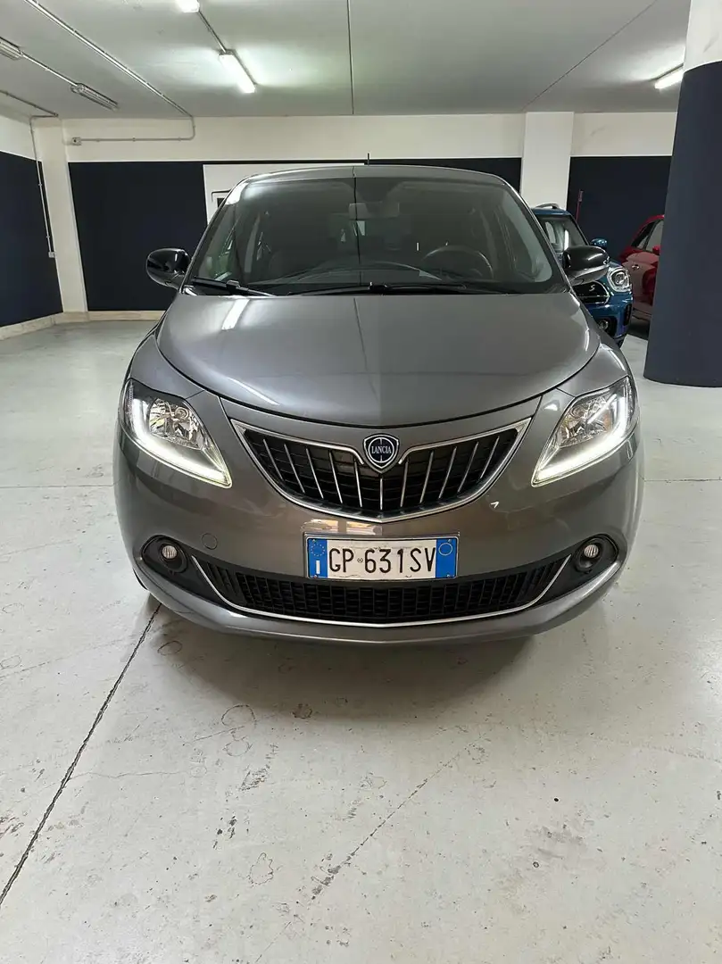 Lancia Ypsilon 1.0 FireFly 5 porte S&S Hybrid Gold Plus Grau - 2