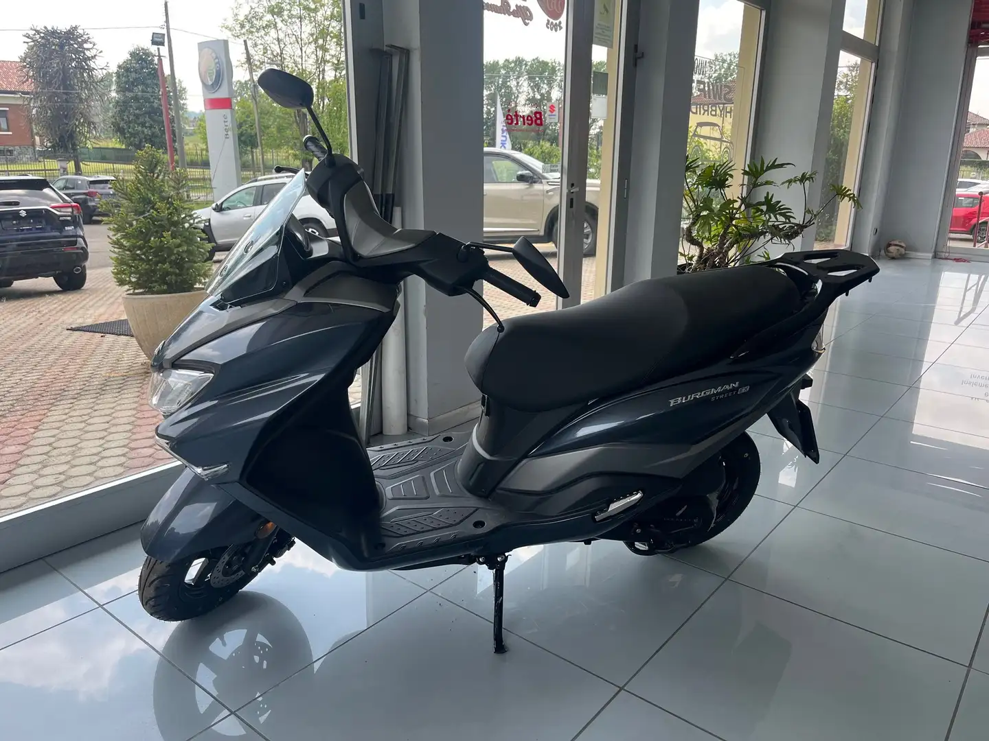Suzuki Burgman 125 STREET EX, MAI UTILIZZATO, PARI AL NUOVO Серый - 1