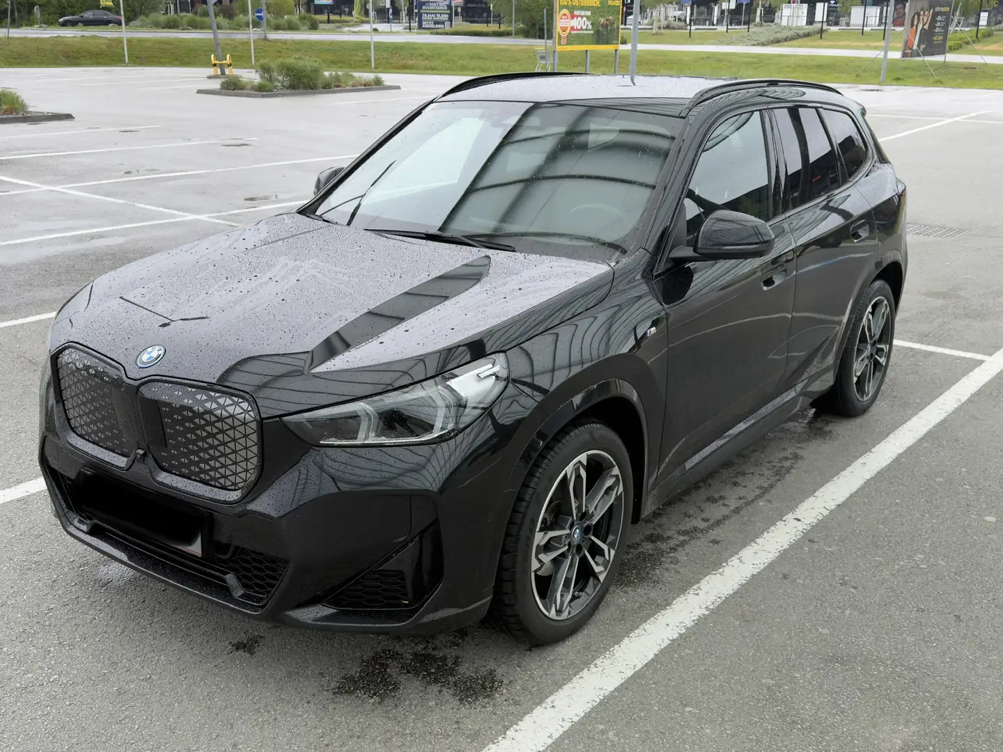 BMW iX1 eDrive20 66,5kWh Schwarz - 1