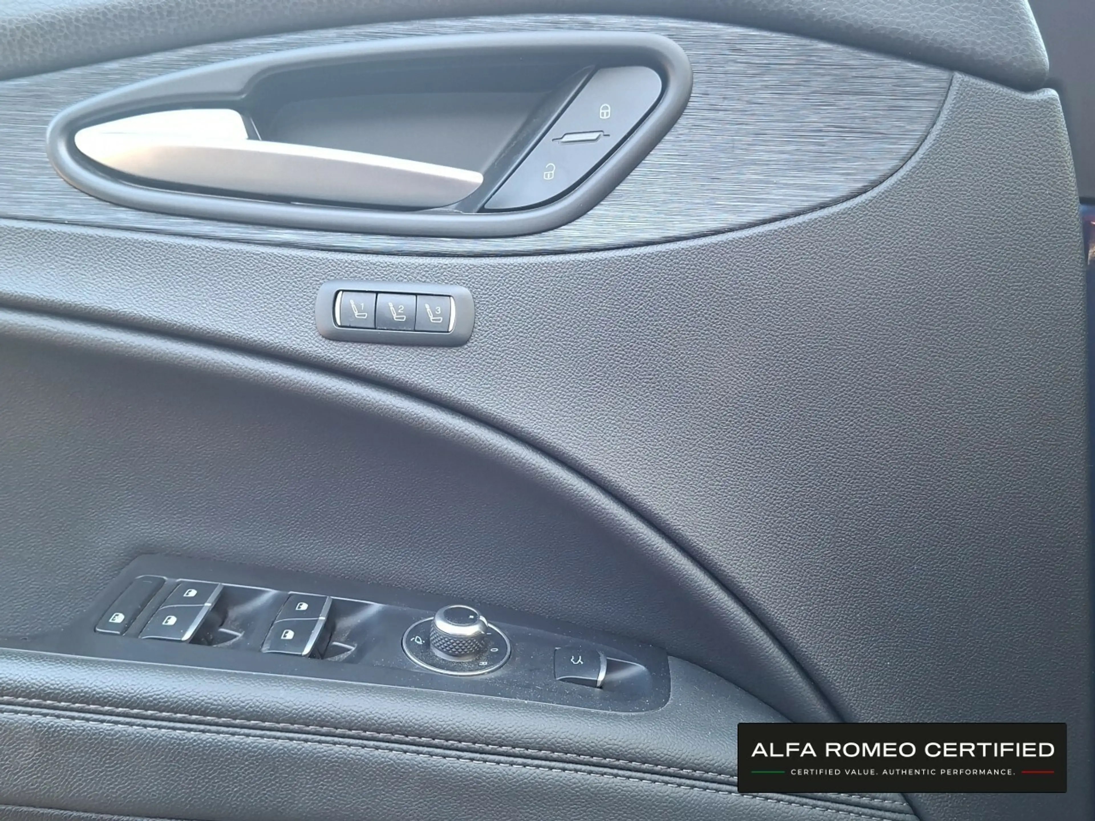 Alfa Romeo Stelvio Super 2.0 Turbo 16V Q4-AT8 — photo 19