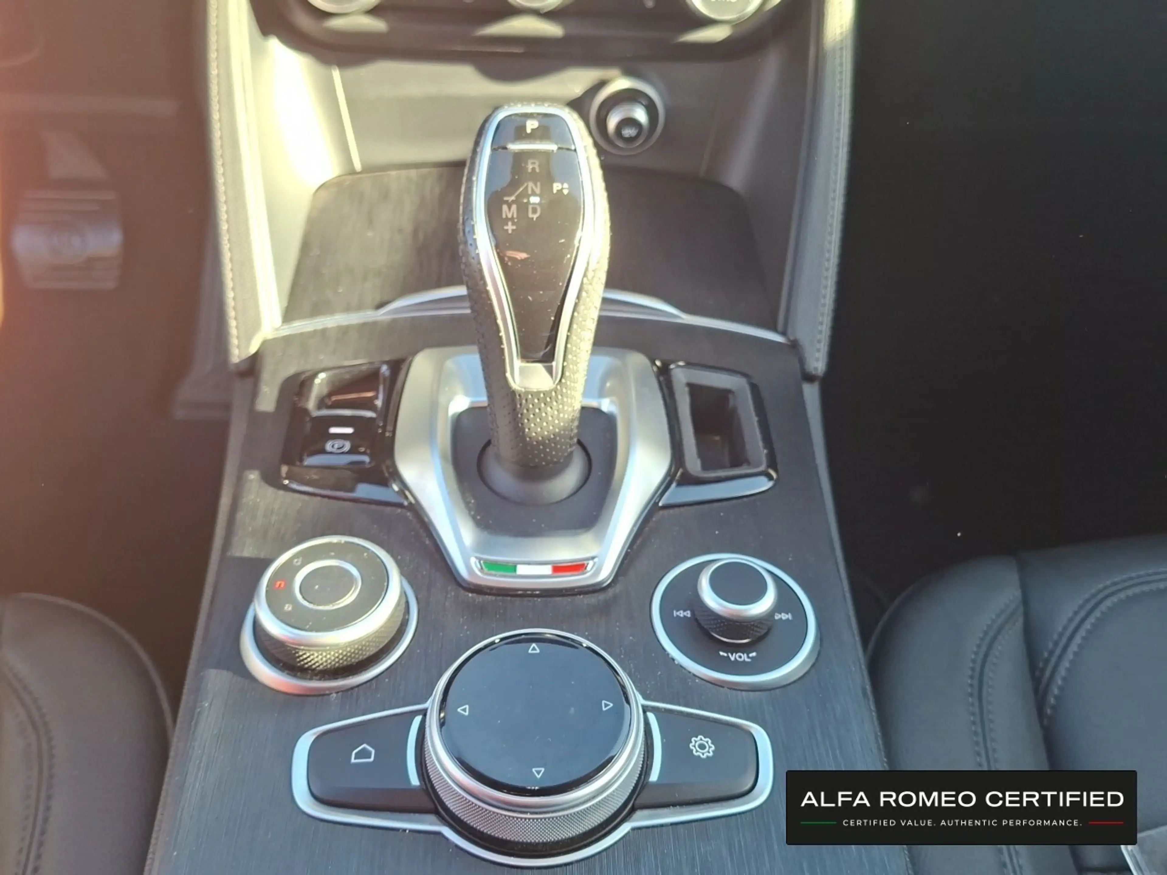 Alfa Romeo Stelvio Super 2.0 Turbo 16V Q4-AT8 — photo 17