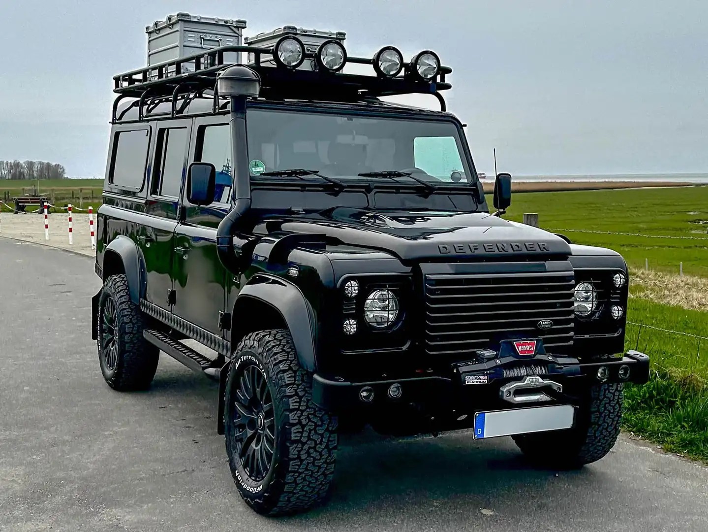 Land Rover Defender 110 Station Wagon (Umbau mit dt. Zulassung!) Zwart - 2