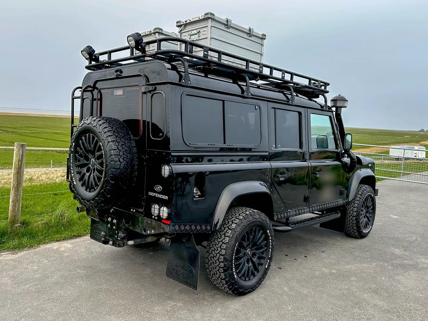 Land Rover Defender 110 Station Wagon (Umbau mit dt. Zulassung!) Zwart - 1