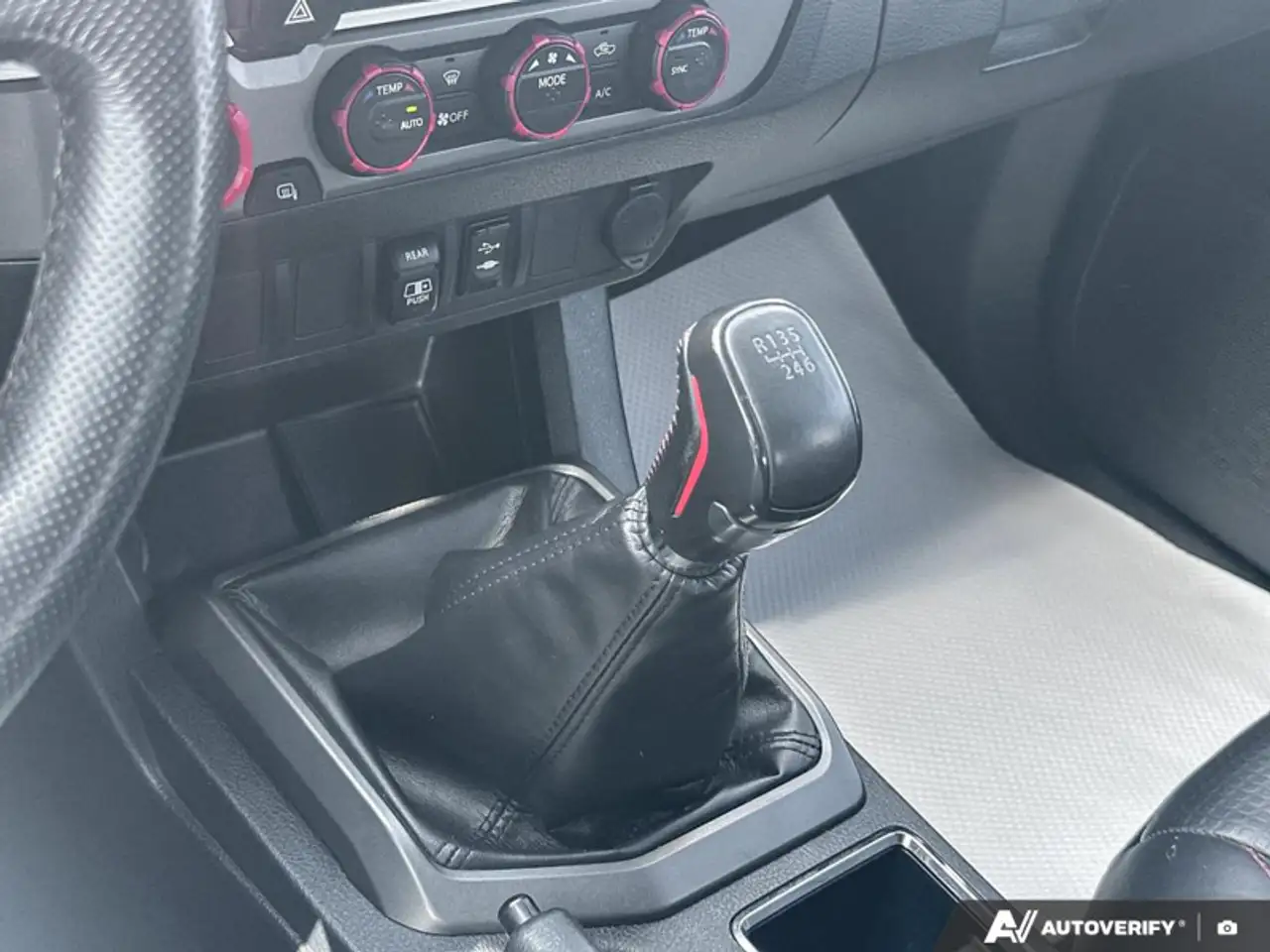 Toyota Tacoma снимка Toyota Tacoma