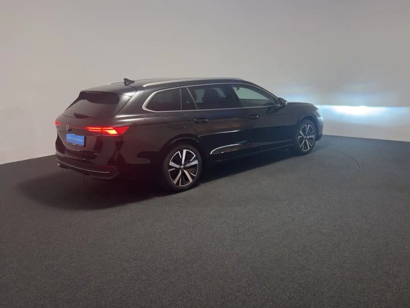 Volkswagen Passat Variant 1.5 eTSI DSG Business Navi AHK LED ACC SHZ Klima R Černá - 2