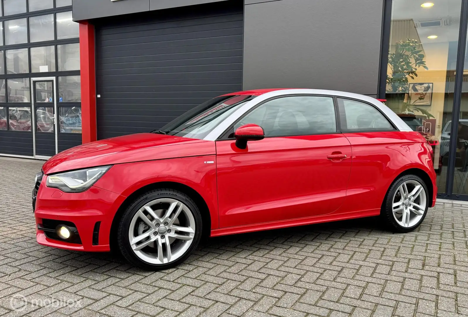 Audi A1 1.4 TFSI 2x S-Line Navi/Xenon/Automaat Rood - 2