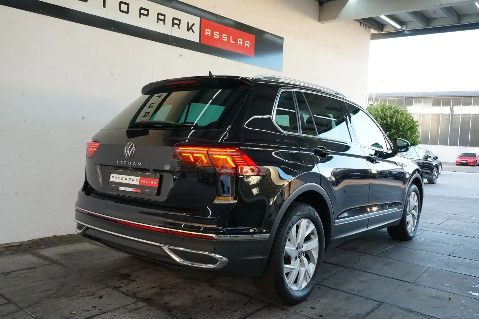 Volkswagen Tiguan Elegance 2.0TDI DSG/PANO/VIRTUAL/ Schwarz - 2