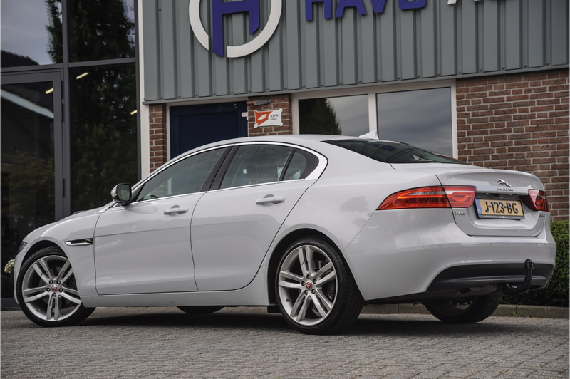 Jaguar XE 2.0 Portfolio, LEDER, CAMERA, TREKHAAK, MEMORY — photo 3