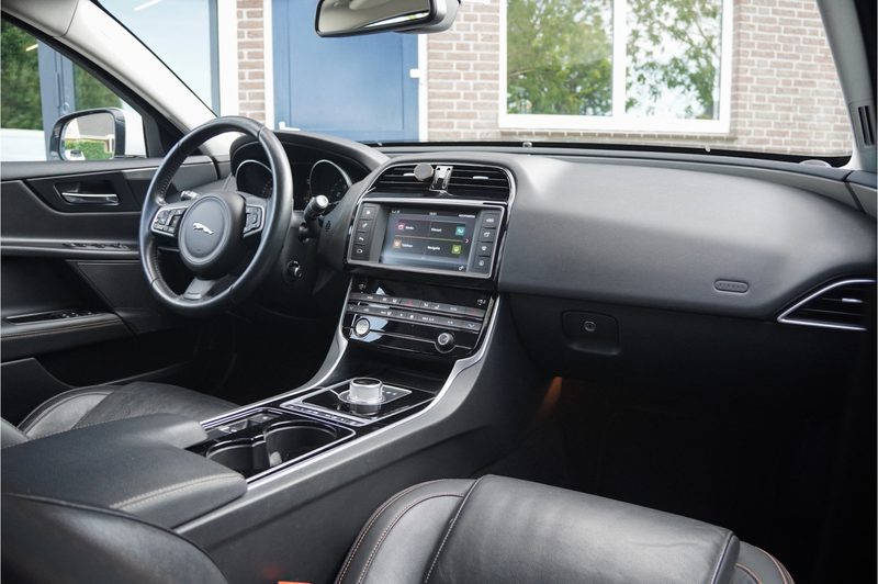 Jaguar XE 2.0 Portfolio, LEDER, CAMERA, TREKHAAK, MEMORY — photo 6