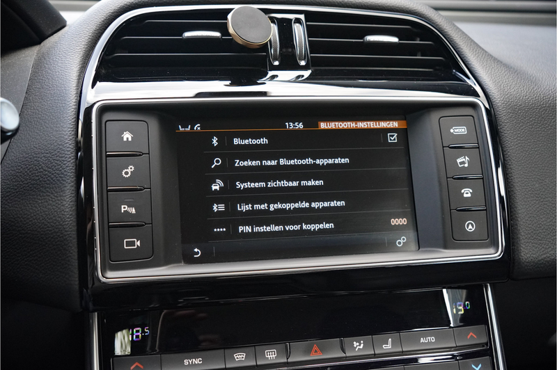 Jaguar XE 2.0 Portfolio, LEDER, CAMERA, TREKHAAK, MEMORY — photo 11