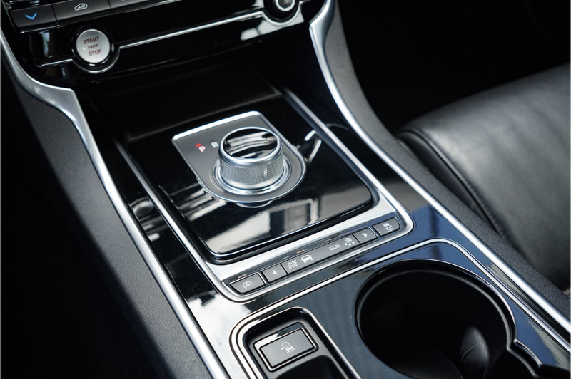 Jaguar XE 2.0 Portfolio, LEDER, CAMERA, TREKHAAK, MEMORY — photo 9