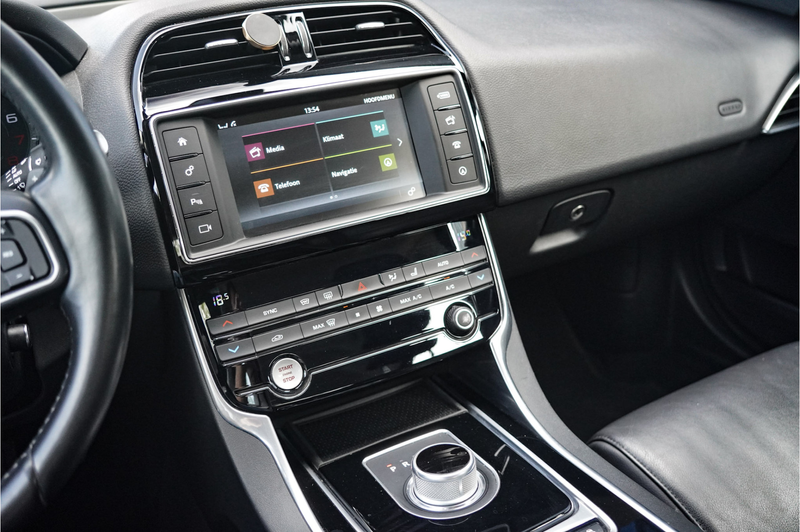 Jaguar XE 2.0 Portfolio, LEDER, CAMERA, TREKHAAK, MEMORY — photo 8