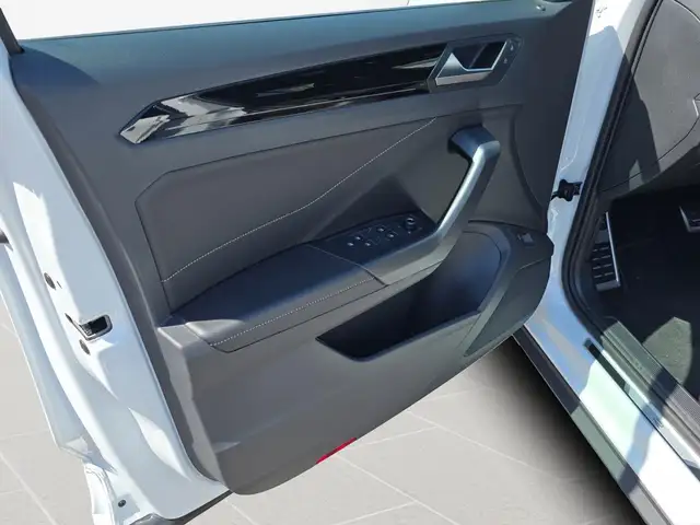 Volkswagen T-Roc view 14