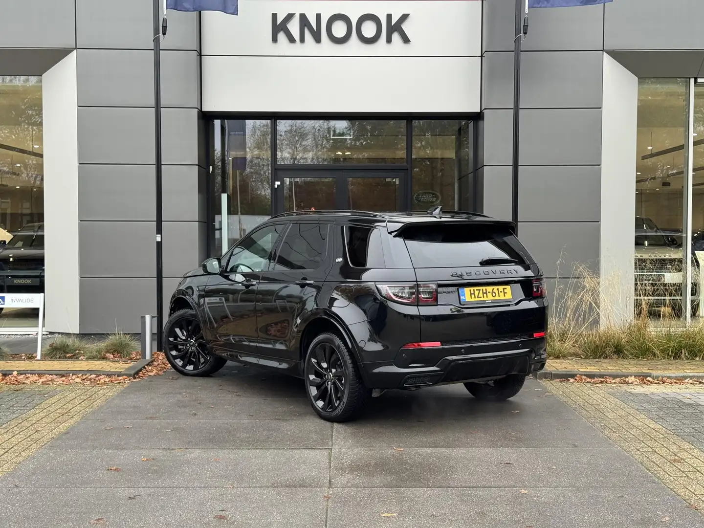 Land Rover Discovery Sport P270e R-Dynamic SE Zwart - 2