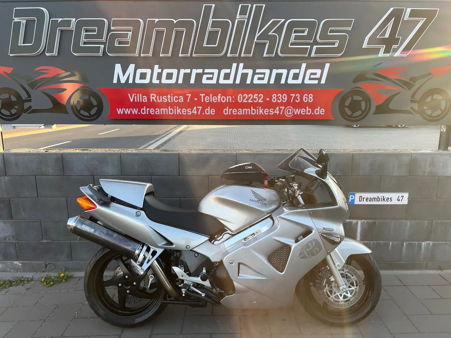 Honda VFR 800 **GETÖNTE SCHEIBE**SB LENKER**TANKTASCHE** Stříbrná - 1