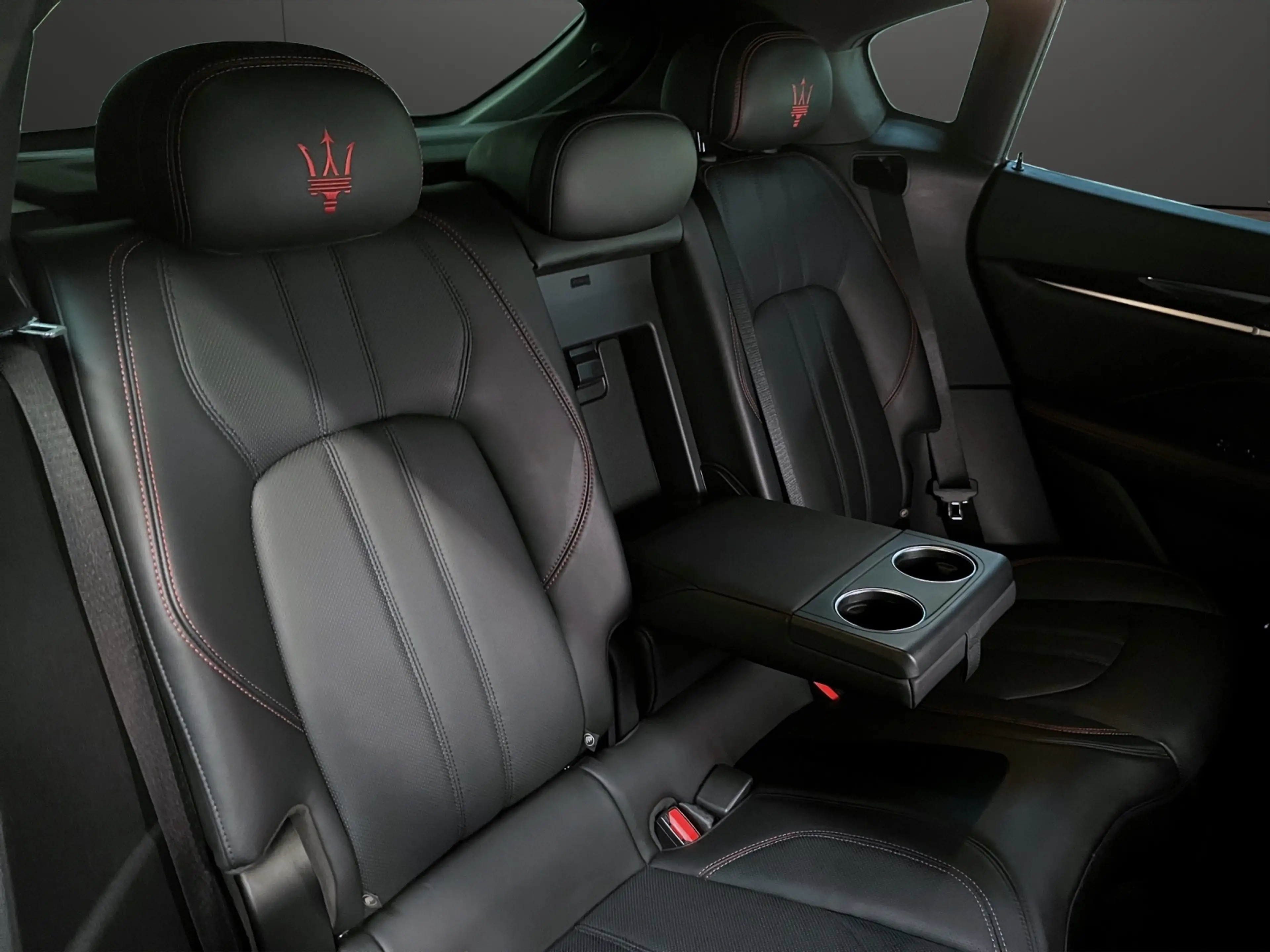 Maserati Levante SQ4 GranSport — photo 10