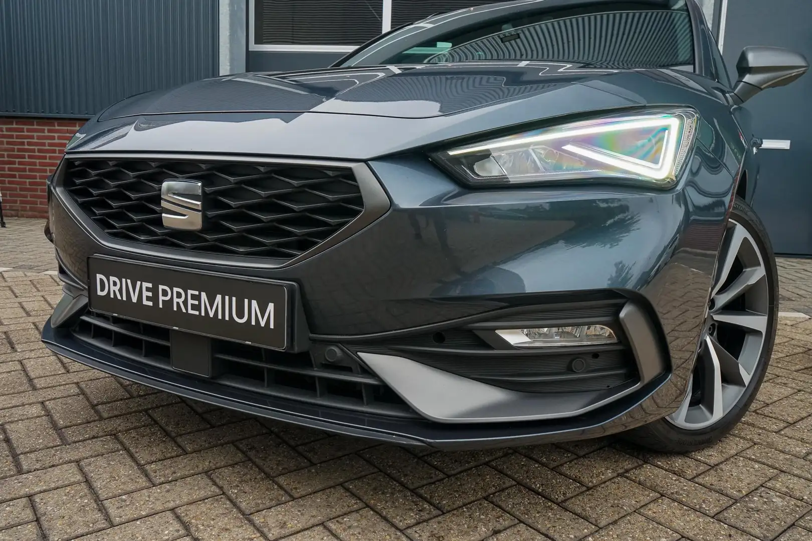 SEAT Leon Sportstourer 1.5 eTSI FR Launch Edition Gris - 2
