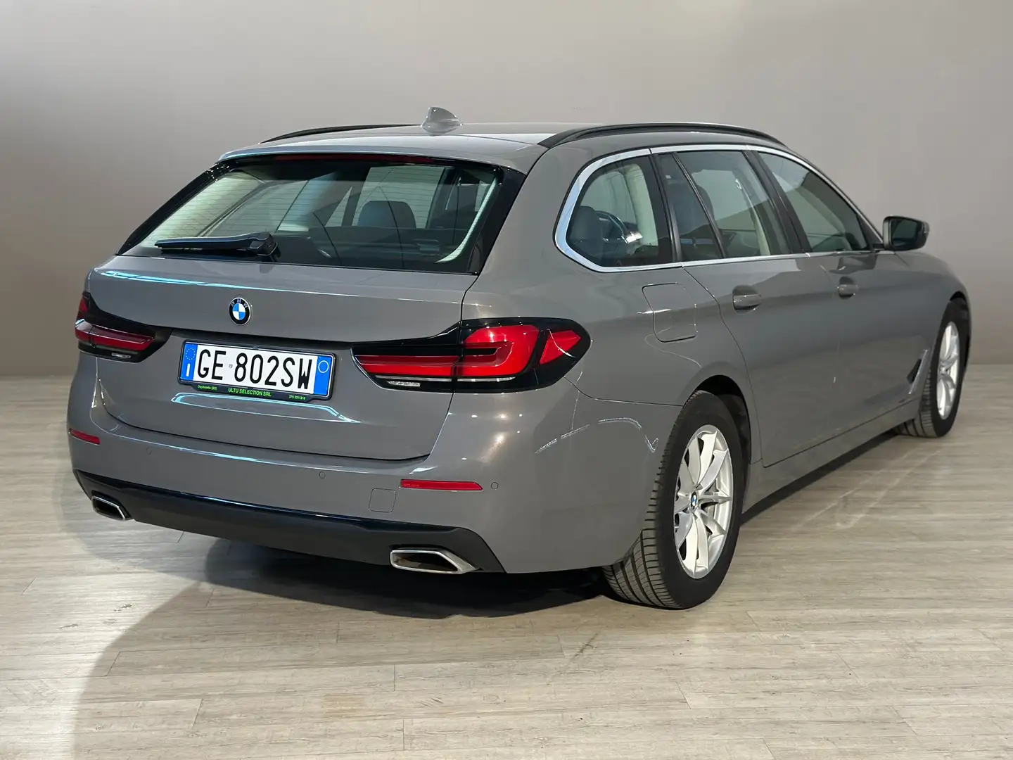 BMW 520 d Touring MHEV Business auto Gris - 2