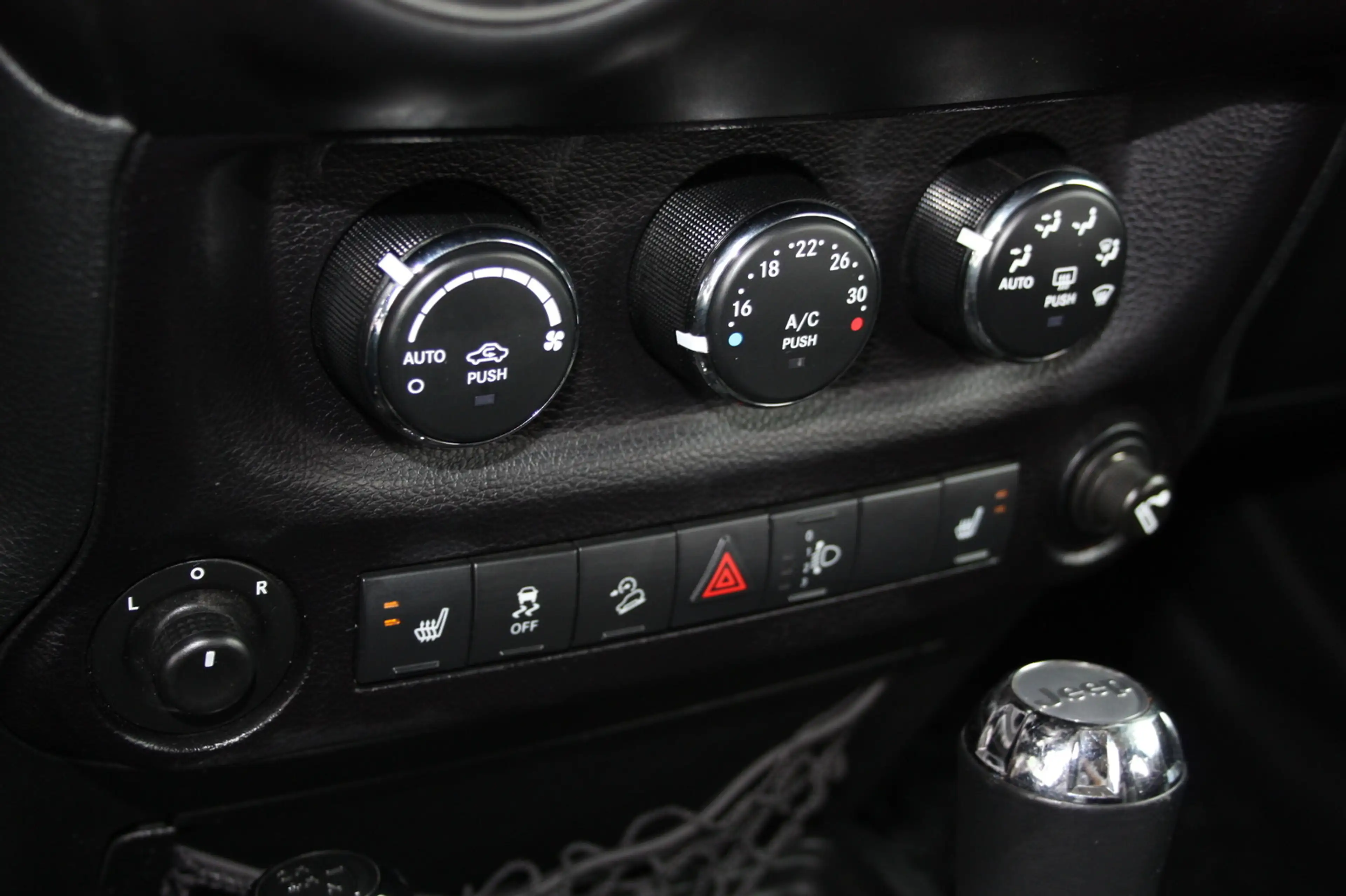 Jeep Wrangler 2.8 SAHARA Auto. Navi/Leder/Ahk/LED — photo 14