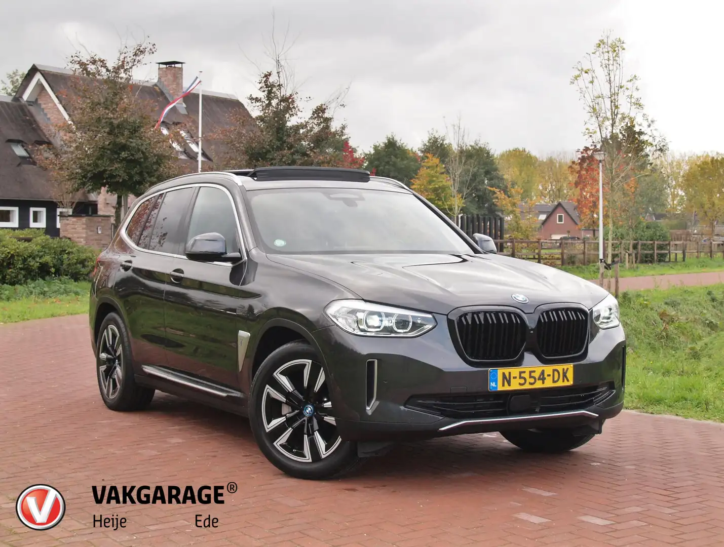 BMW iX3 Executive 80 kWh | Panoramadak | Camera | Trekhaak Grijs - 1