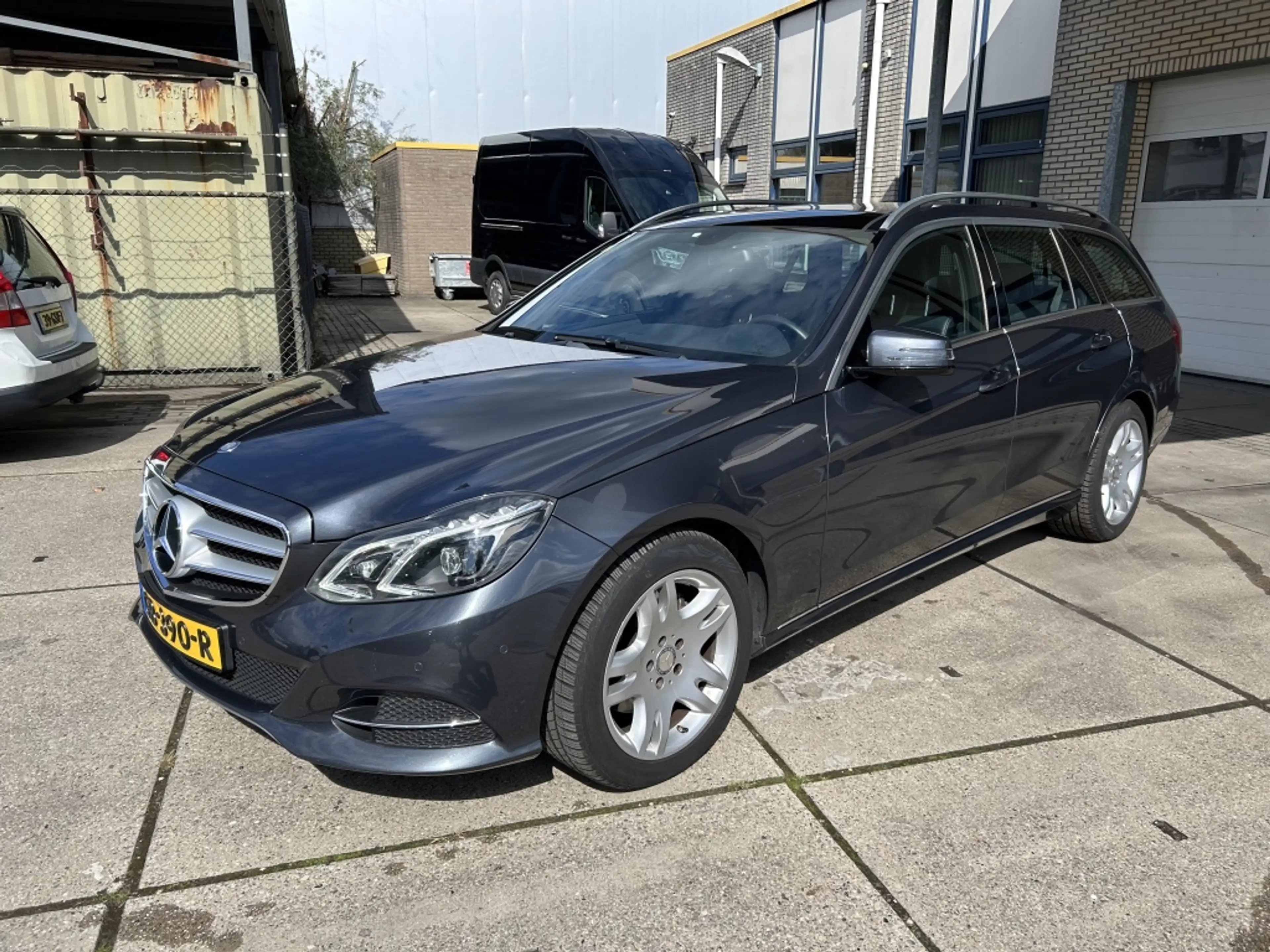 Mercedes-Benz E 300 Estate BT. HY. Lease Ed — photo 3
