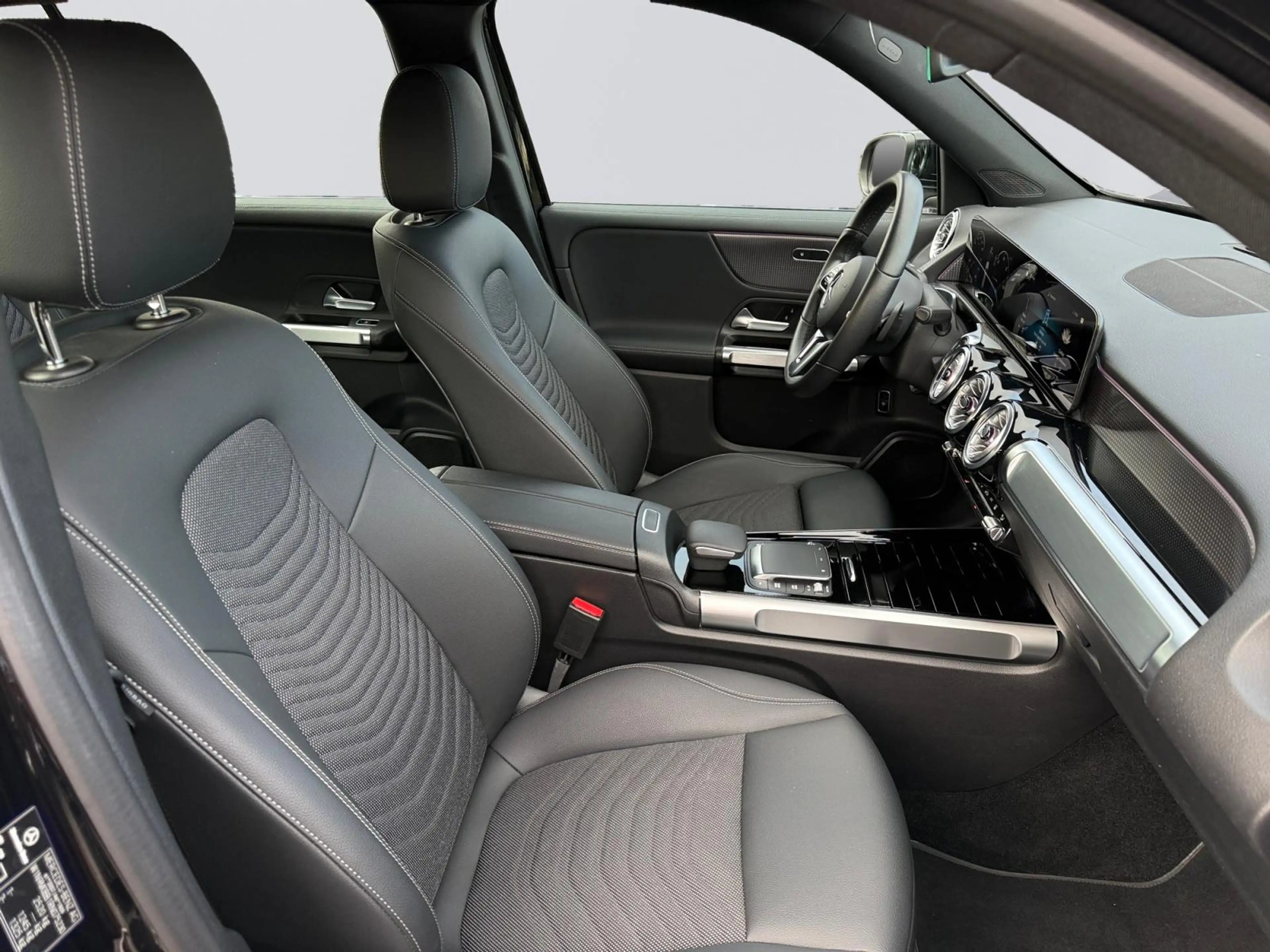 Mercedes-Benz EQB 250 Progressive — photo 14