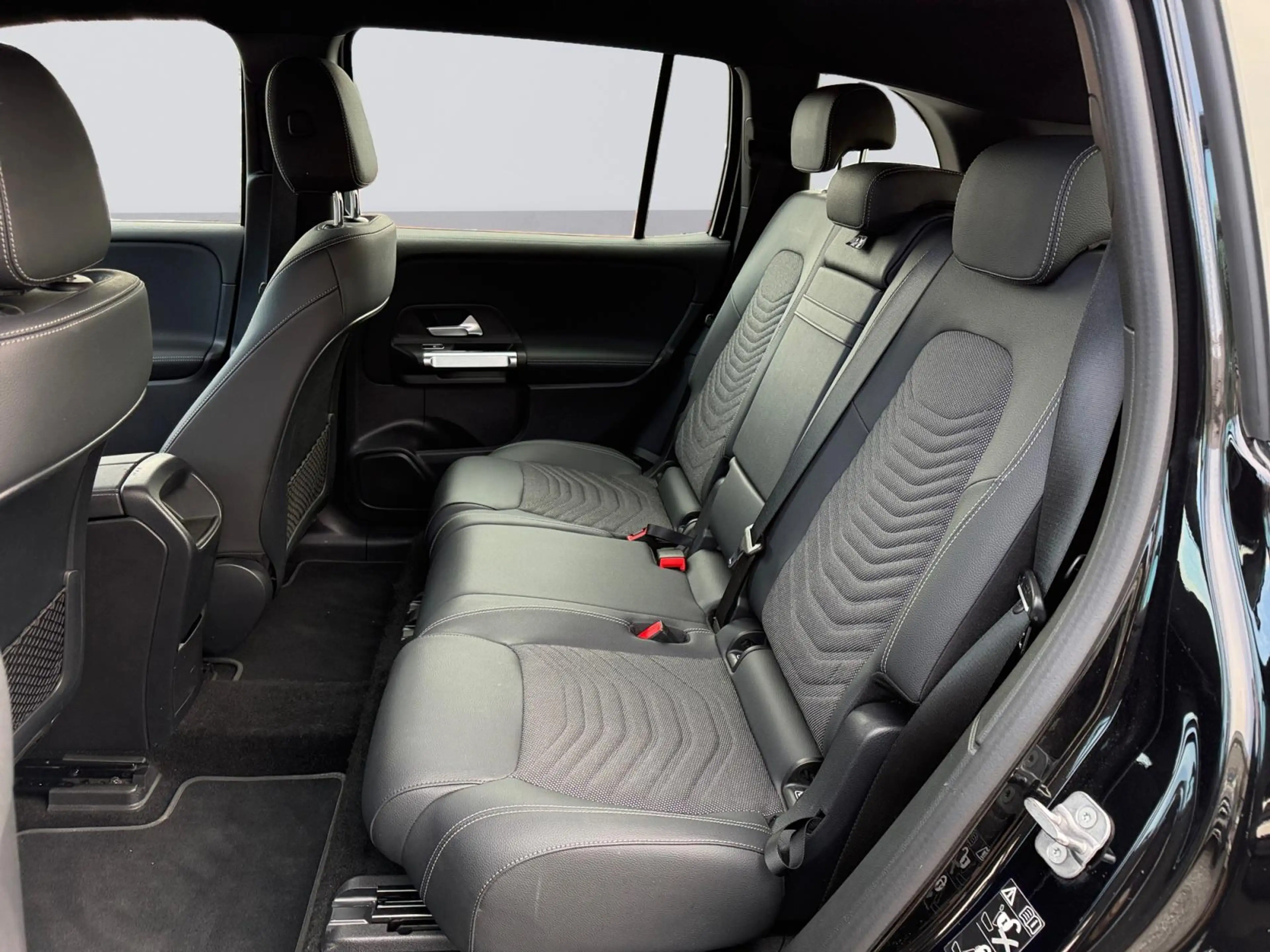Mercedes-Benz EQB 250 Progressive — photo 12