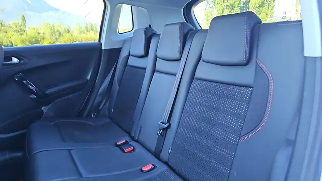 Peugeot 2008 view 9