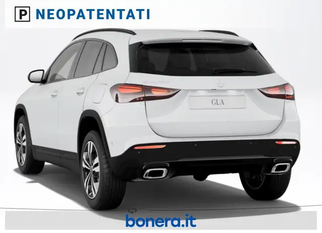 Mercedes-Benz Gla view 3