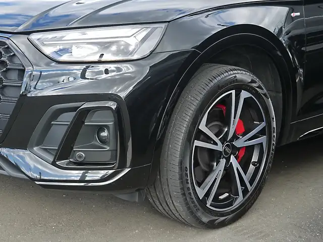 Audi Q5 view 12
