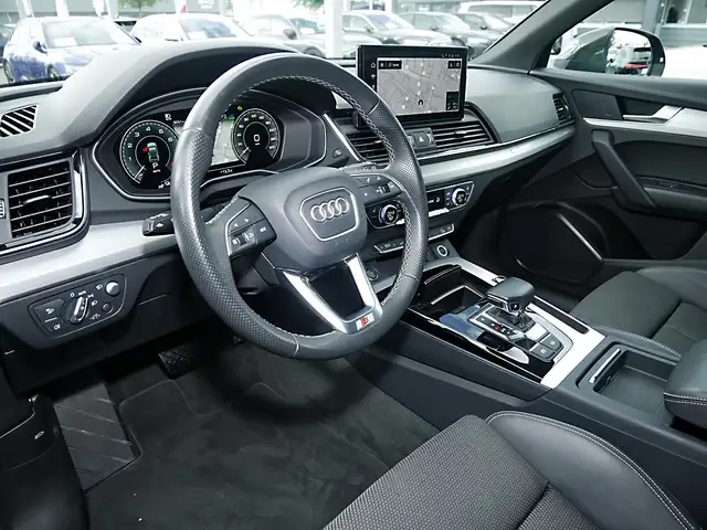 Audi Q5 view 8