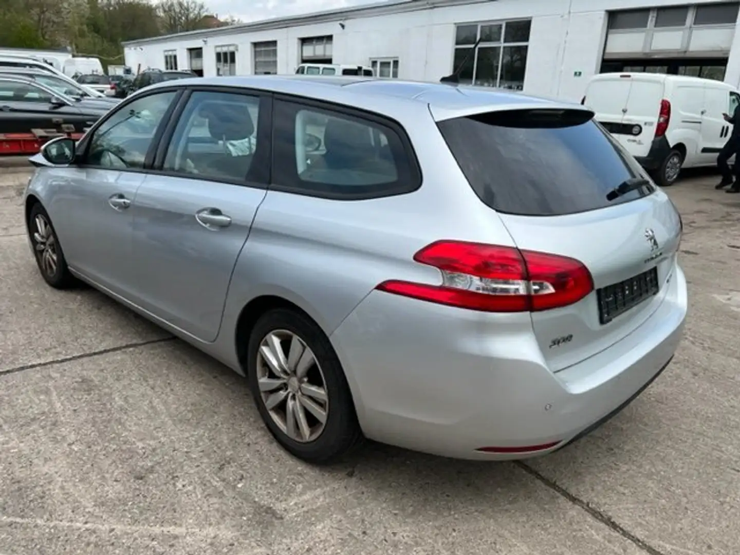 Peugeot 308 308 SW BlueHDi 120 Business-Line*Pano*Navi* Silber - 2