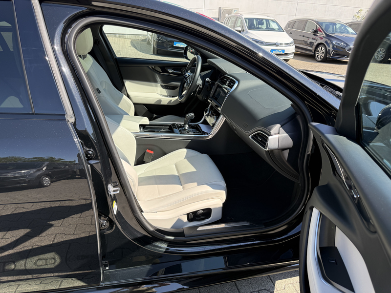 Jaguar XE R-Dynamic Black Navi Kamera LED EGSHD SHA Temp Alu — photo 12