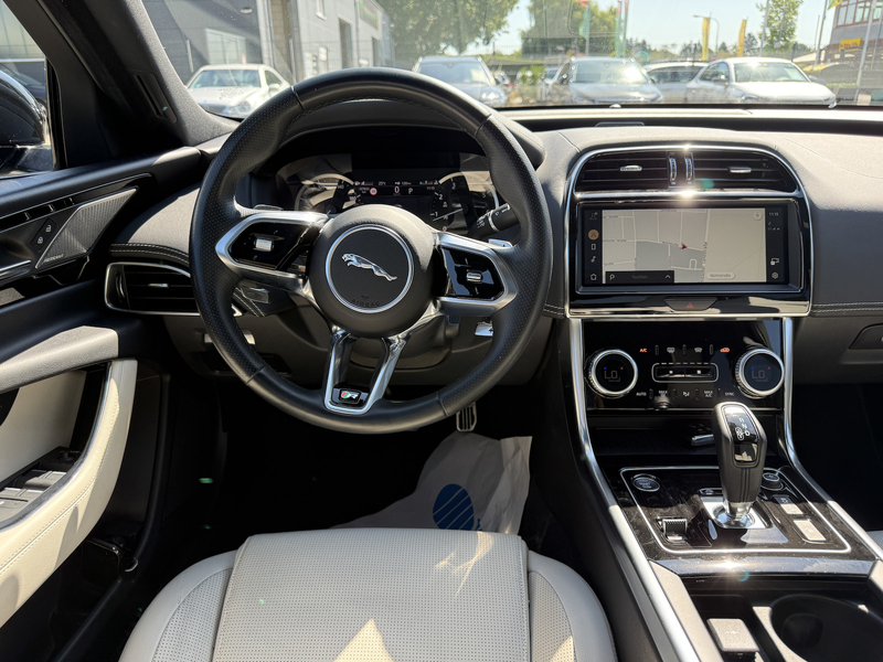 Jaguar XE R-Dynamic Black Navi Kamera LED EGSHD SHA Temp Alu — photo 5