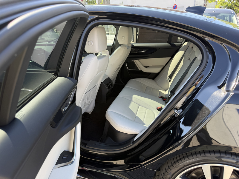 Jaguar XE R-Dynamic Black Navi Kamera LED EGSHD SHA Temp Alu — photo 11