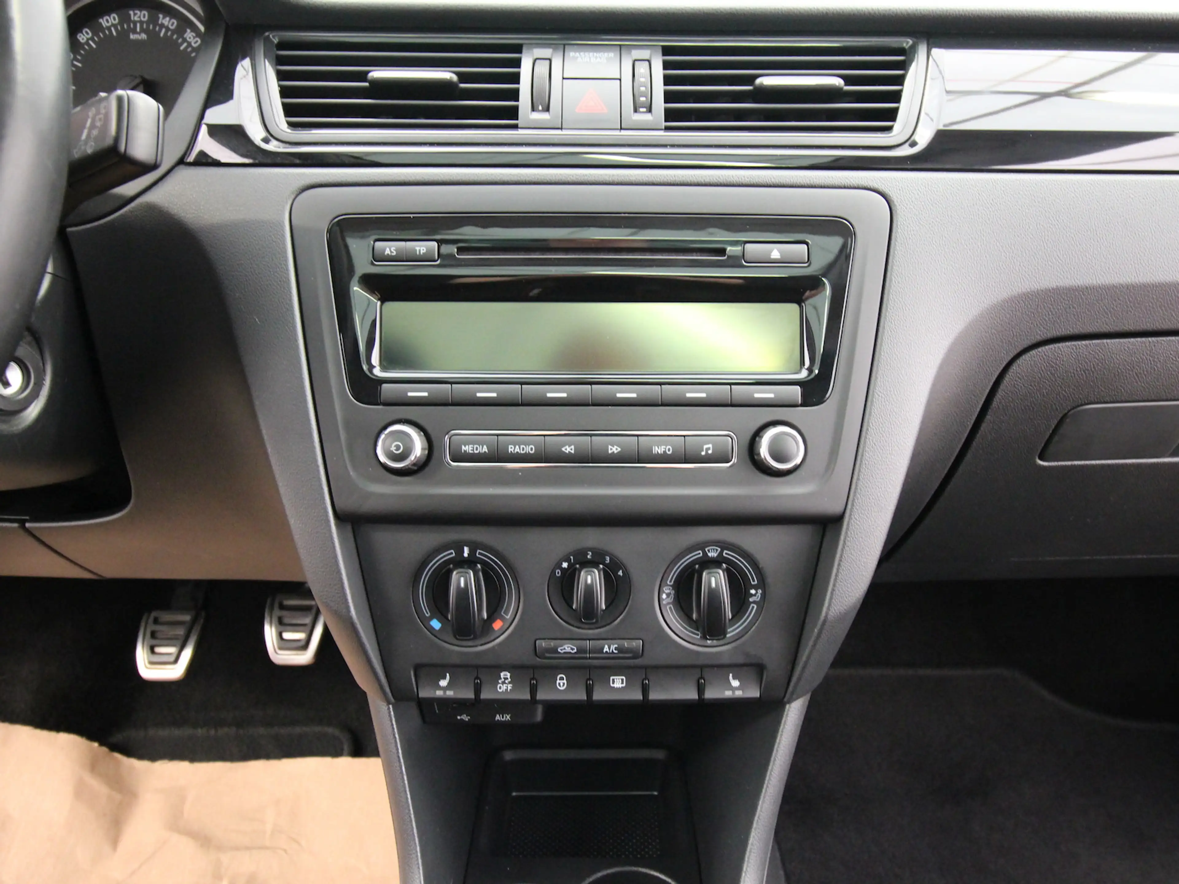 Skoda Rapid/Spaceback 1.2 TSI Spaceback Style Plus XENON+PANO — photo 13