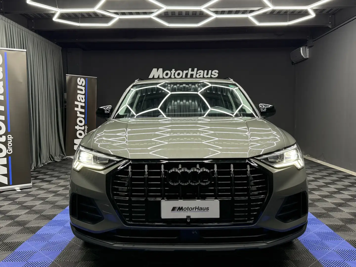 Audi Q3 35 2.0 tdi Business Grijs - 2
