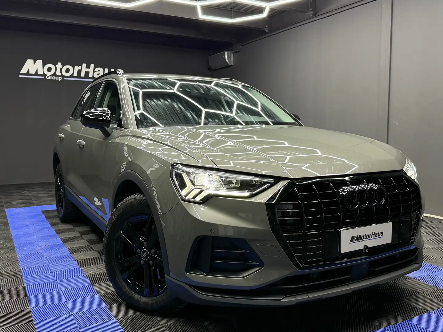 Audi Q3 35 2.0 tdi Business Grijs - 1