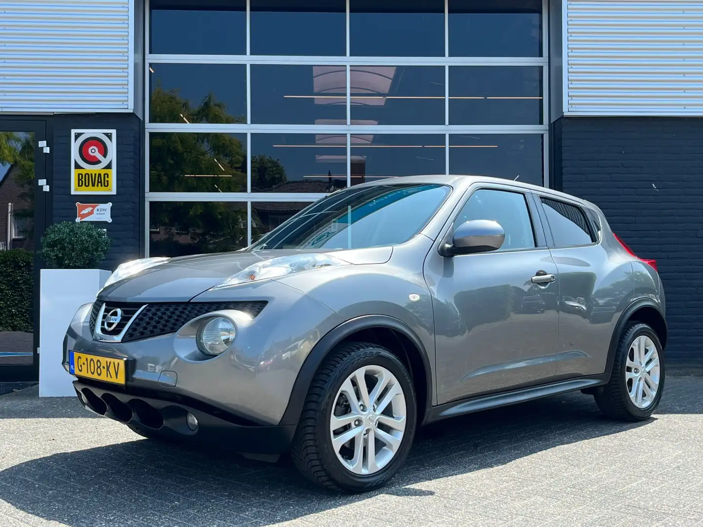 Nissan Juke 1.6 Acenta, Automaat, Bluetooth, Camera, Cruise, N Grau - 1