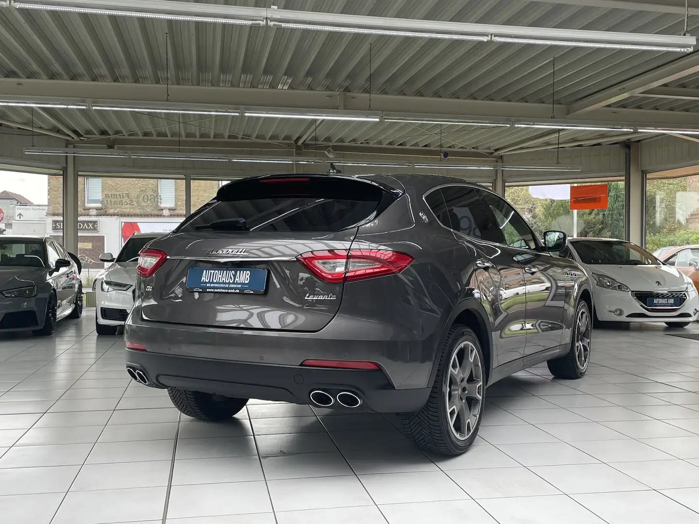 Maserati Levante 3.0 D Aut. 4x4 Leder Navi Kamera GRA LED Grau - 2