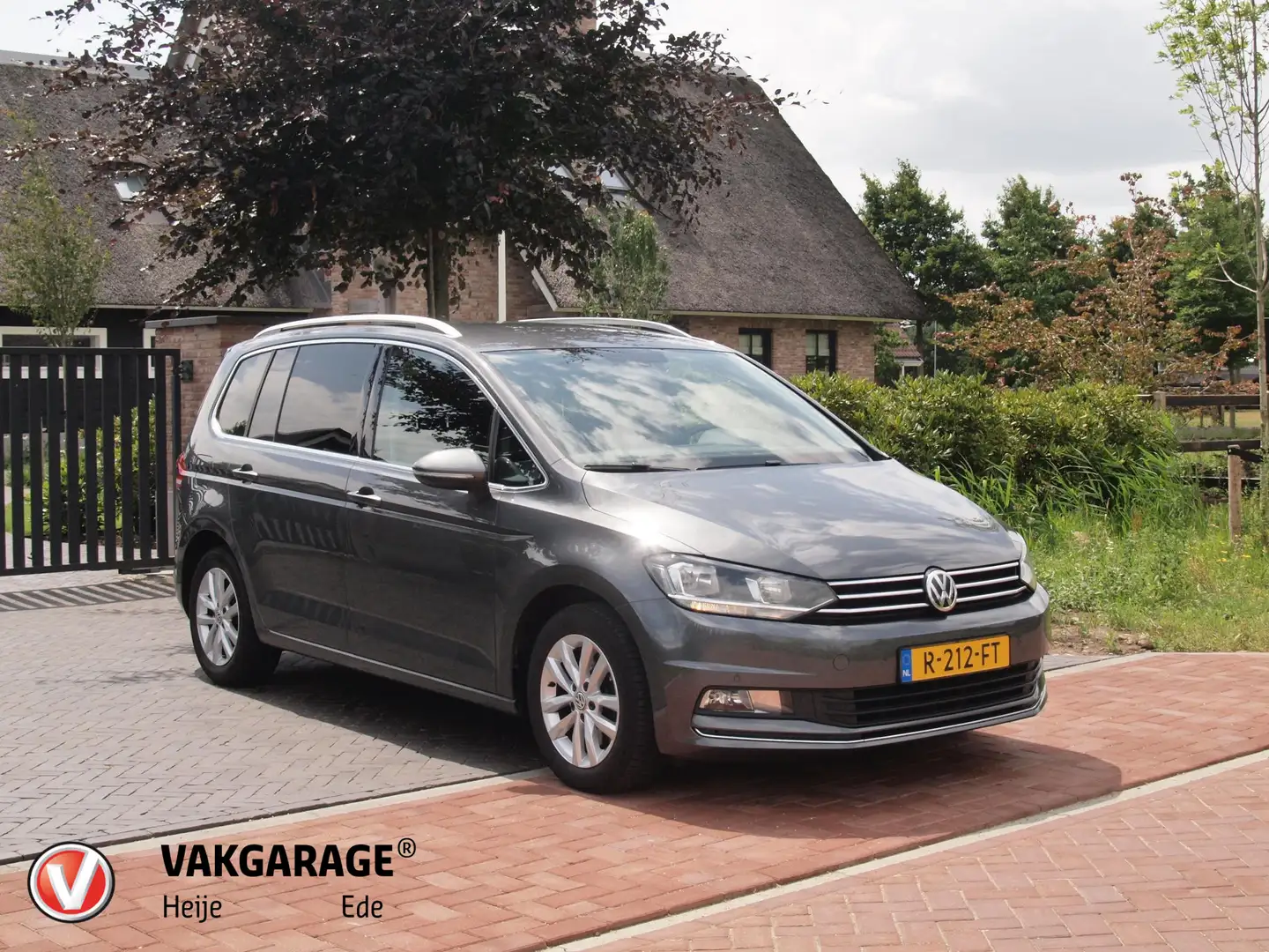 Volkswagen Touran 1.4 TSI Highline 7persoons | Automaat | Trekhaak | Grijs - 1