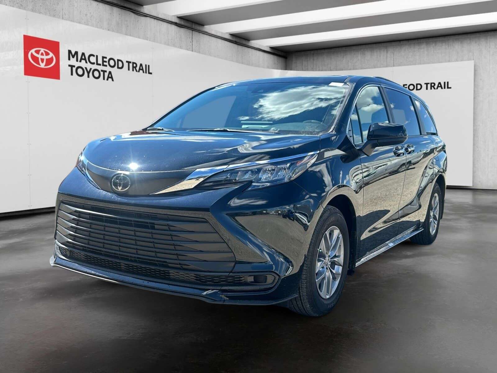 2026 Toyota Sienna XLE 8-Pass | Leather, Sunroof, Power Slidding Door