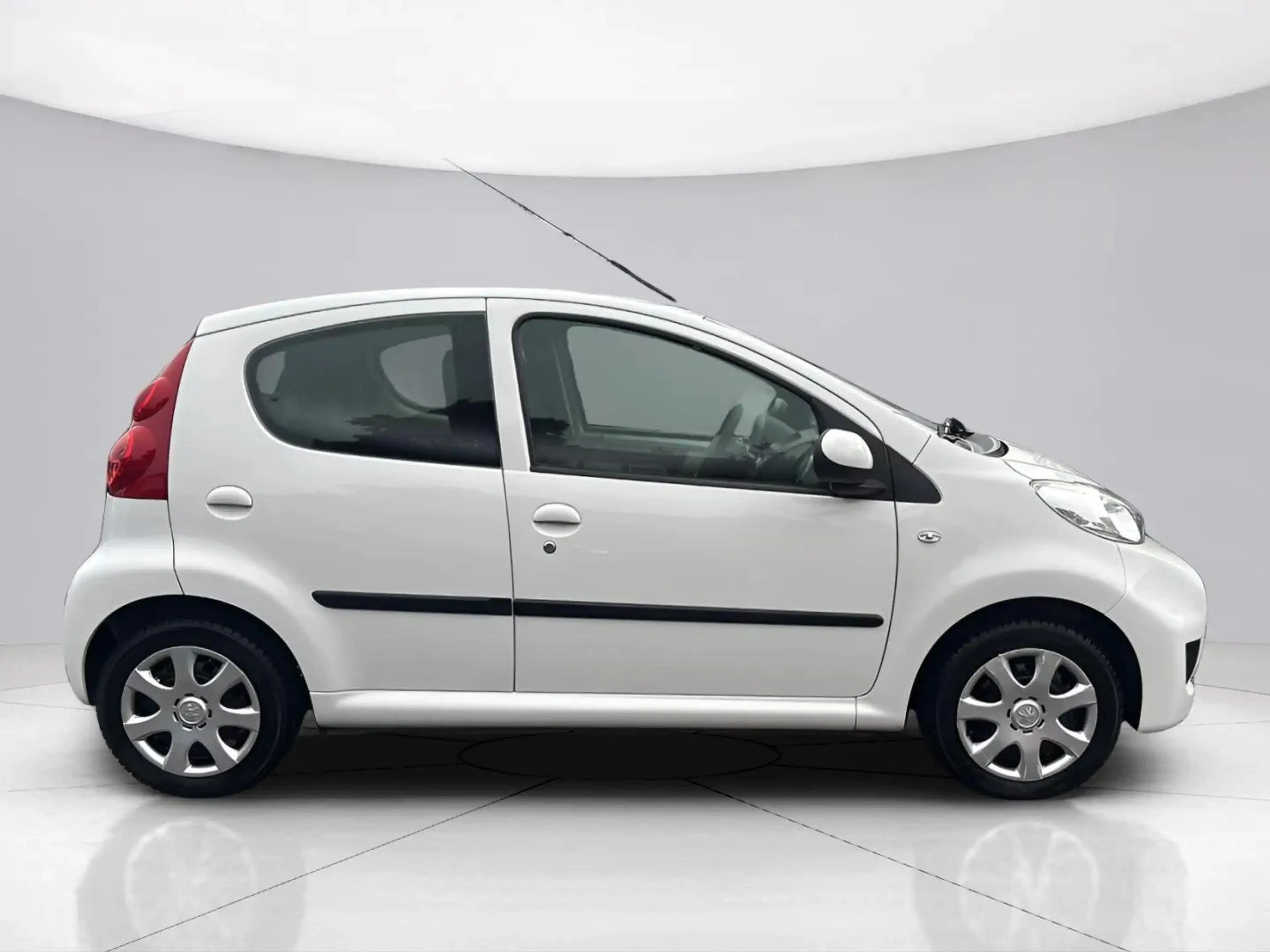 Peugeot 107 Filou*Automatik*2.Hand*Klima*03/27 HU/AU*4/5T* — photo 8